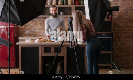 online ricetta uomo tablet fotografia backstage Foto Stock