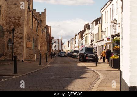 Vista su una strada centrale nel centro di Ely che mostra il lato storico della città vicino alla cattedrale Foto Stock