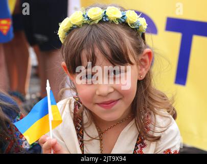 Cracovia. Cracovia. Polonia. I rifugiati ucraini celebrano la Giornata dell'indipendenza dell'Ucraina durante i rally e le sfilate. Foto Stock