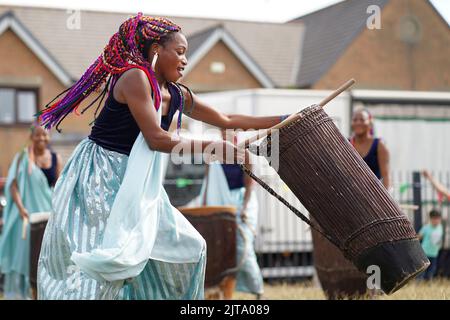 Clifton Street Festival, Cardiff. Ingoma Nshya: Le batteriste donne del Ruanda Foto Stock