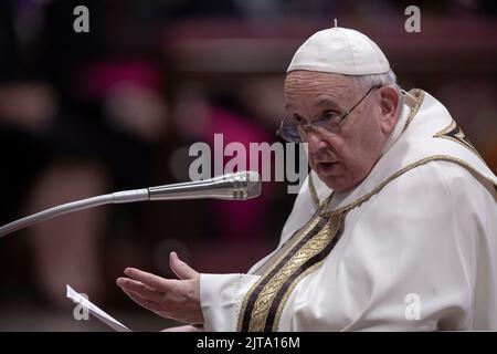 Città del Vaticano, Vaticano, 27 agosto 2022. Papa Francesco presiede la cerimonia del Concistoro nella Basilica di San Pietro. Il pontefice crea 20 nuovi cardinali al suo ottavo Concistoro. Credit: Maria Grazia Picciarella/Alamy Live News Foto Stock