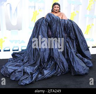 NEWARK, NEW JERSEY, USA - 28 AGOSTO: Lizzo indossa un abito da couture Jean Paul Gaultier arriva ai Video Music Awards 2022 MTV che si tengono al Prudential Center il 28 agosto 2022 a Newark, New Jersey, USA. (Foto di Xavier Collin/Image Press Agency) Foto Stock