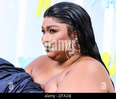 NEWARK, NEW JERSEY, USA - 28 AGOSTO: Lizzo indossa un abito da couture Jean Paul Gaultier arriva ai Video Music Awards 2022 MTV che si tengono al Prudential Center il 28 agosto 2022 a Newark, New Jersey, USA. (Foto di Xavier Collin/Image Press Agency) Foto Stock