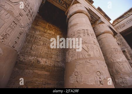 Antiche colonne egiziane del Medinet Habu, Tempio mortuario di Ramesses III, vicino al Luxor, Egitto Foto Stock