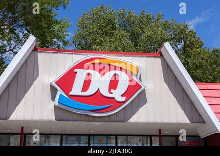 Logo Canadian Dairy Queen Sign in Sauble Beach Ontario un negozio di gelati in franchising aperto in franchising Summertime DQ Foto Stock