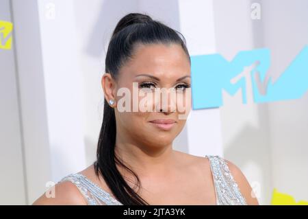 Newark, Stati Uniti. 28th ago, 2022. Tina Barta camminando sul tappeto nero ai Video Music Awards 2022 degli MTV tenutisi presso il Prudential Center di Newark, NJ, il 28 agosto 2022. (Foto di Efren Landaos/Sipa USA) Credit: Sipa USA/Alamy Live News Foto Stock