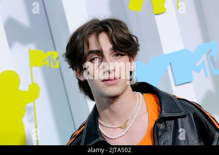 Newark, Stati Uniti. 28th ago, 2022. Johnny Orlando che cammina sul tappeto nero ai Video Music Awards MTV 2022 tenutisi presso il Prudential Center di Newark, NJ, il 28 agosto 2022. (Foto di Efren Landaos/Sipa USA) Credit: Sipa USA/Alamy Live News Foto Stock