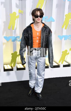 Newark, Stati Uniti. 28th ago, 2022. Johnny Orlando che cammina sul tappeto nero ai Video Music Awards MTV 2022 tenutisi presso il Prudential Center di Newark, NJ, il 28 agosto 2022. (Foto di Efren Landaos/Sipa USA) Credit: Sipa USA/Alamy Live News Foto Stock