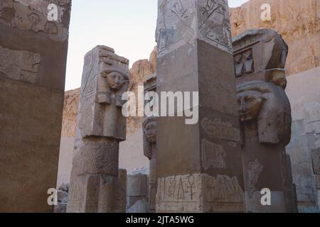 Statue della dea Hathor nel santuario Hathor del Tempio di Hatshepsut vicino a Luxor, Egitto Foto Stock