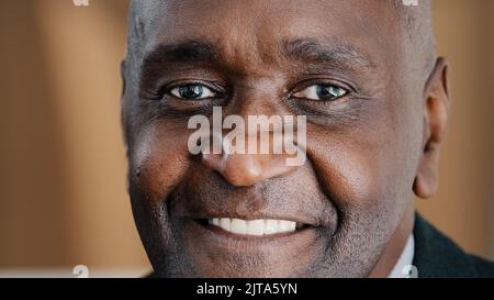 Primo piano maschio ritratto testa faccia con rughe afroamericano adulto 60s anziano uomo d'affari maturo in vestito formale anziano cittadino uomo in cerca Foto Stock