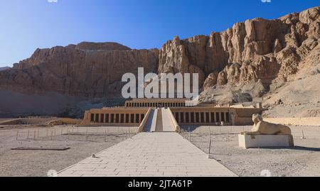 Veicolo pubblico giallo che sposta i turisti all'ingresso principale del Tempio mortuario di Hatshepsut vicino a Luxor, Egitto Foto Stock