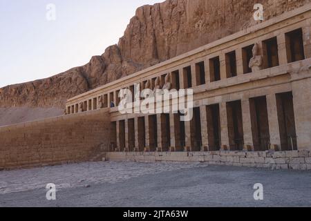 Veicolo pubblico giallo che sposta i turisti all'ingresso principale del Tempio mortuario di Hatshepsut vicino a Luxor, Egitto Foto Stock