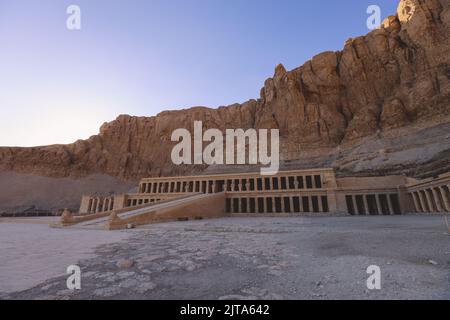 Veicolo pubblico giallo che sposta i turisti all'ingresso principale del Tempio mortuario di Hatshepsut vicino a Luxor, Egitto Foto Stock