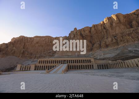 Veicolo pubblico giallo che sposta i turisti all'ingresso principale del Tempio mortuario di Hatshepsut vicino a Luxor, Egitto Foto Stock