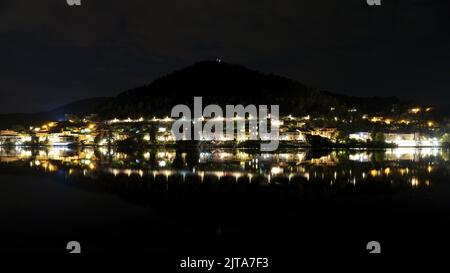 Vista notturna del borgo di Piediluco che si riflette nell'acqua dell'omonimo lago, Terni, Umbria, Italia, Europa Foto Stock