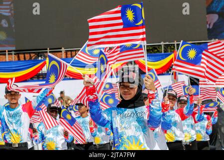 Kuala Lumpur, Malesia. 29th ago, 2022. Gli studenti malesi sventolano le bandiere nazionali della Malesia durante la prova della Giornata Nazionale del 65th in Piazza dell'Indipendenza a Kuala Lumpur. La Malesia celebrerà la sua 65th Indipendenza il 31 agosto 2022. Credit: SOPA Images Limited/Alamy Live News Foto Stock