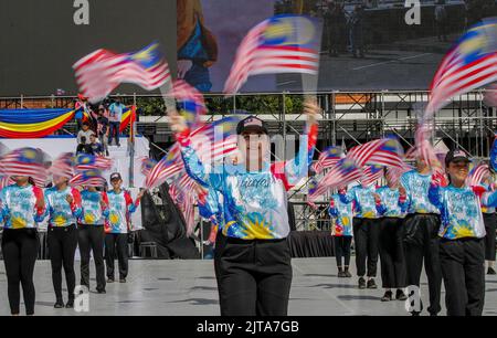 Kuala Lumpur, Malesia. 29th ago, 2022. Gli studenti malesi sventolano le bandiere nazionali della Malesia durante la prova della Giornata Nazionale del 65th in Piazza dell'Indipendenza a Kuala Lumpur. La Malesia celebrerà la sua 65th Indipendenza il 31 agosto 2022. Credit: SOPA Images Limited/Alamy Live News Foto Stock