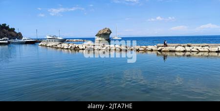 Una panoramica del bellissimo borgo di Lacco Ameno comune dell'isola di Ischia, con le sue splendide spiagge e il suo mare cristallino Foto Stock