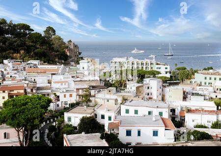 Una panoramica del bellissimo borgo di Lacco Ameno comune dell'isola di Ischia, con le sue splendide spiagge e il suo mare cristallino Foto Stock