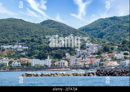 Una panoramica del bellissimo borgo di Lacco Ameno comune dell'isola di Ischia, con le sue splendide spiagge e il suo mare cristallino Foto Stock