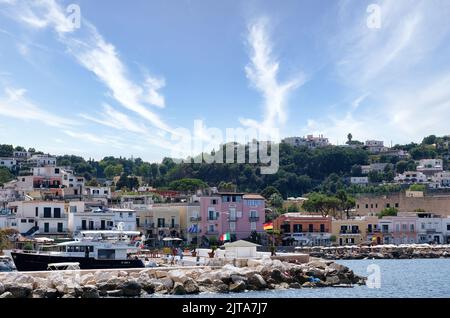 Una panoramica del bellissimo borgo di Lacco Ameno comune dell'isola di Ischia, con le sue splendide spiagge e il suo mare cristallino Foto Stock