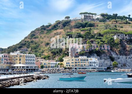 Una panoramica del bellissimo borgo di Lacco Ameno comune dell'isola di Ischia, con le sue splendide spiagge e il suo mare cristallino Foto Stock