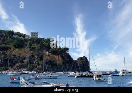 Una panoramica del bellissimo borgo di Lacco Ameno comune dell'isola di Ischia, con le sue splendide spiagge e il suo mare cristallino Foto Stock