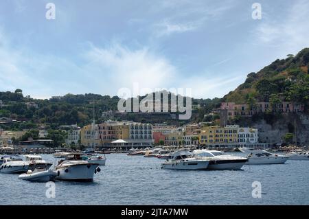 Una panoramica del bellissimo borgo di Lacco Ameno comune dell'isola di Ischia, con le sue splendide spiagge e il suo mare cristallino Foto Stock