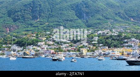 Una panoramica del bellissimo borgo di Lacco Ameno comune dell'isola di Ischia, con le sue splendide spiagge e il suo mare cristallino Foto Stock