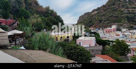 Una panoramica del bellissimo borgo di Lacco Ameno comune dell'isola di Ischia, con le sue splendide spiagge e il suo mare cristallino Foto Stock