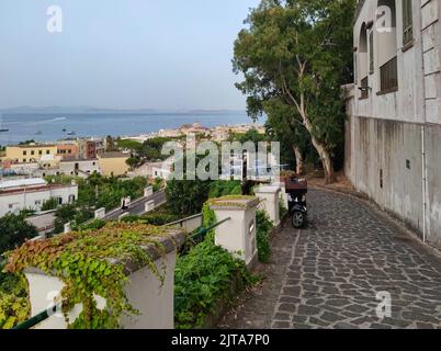 Una panoramica del bellissimo borgo di Lacco Ameno comune dell'isola di Ischia, con le sue splendide spiagge e il suo mare cristallino Foto Stock