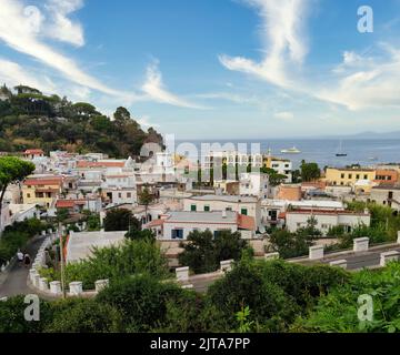 Una panoramica del bellissimo borgo di Lacco Ameno comune dell'isola di Ischia, con le sue splendide spiagge e il suo mare cristallino Foto Stock