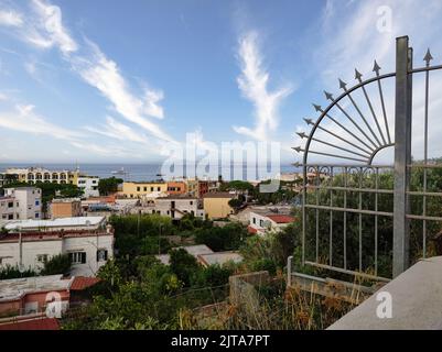 Una panoramica del bellissimo borgo di Lacco Ameno comune dell'isola di Ischia, con le sue splendide spiagge e il suo mare cristallino Foto Stock