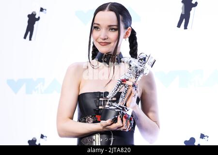 Newark, Stati Uniti. 28th ago, 2022. NEWARK, NEW JERSEY, USA - 28 AGOSTO: Dove Cameron, vincitore del premio Best New Artist Award per 'Disruptor Records/Columbia Records', si presenta nella sala stampa in occasione degli MTV Video Music Awards 2022 tenutisi presso il Prudential Center il 28 agosto 2022 a Newark, New Jersey, USA. (Foto di Xavier Collin/Image Press Agency) Credit: Image Press Agency/Alamy Live News Foto Stock