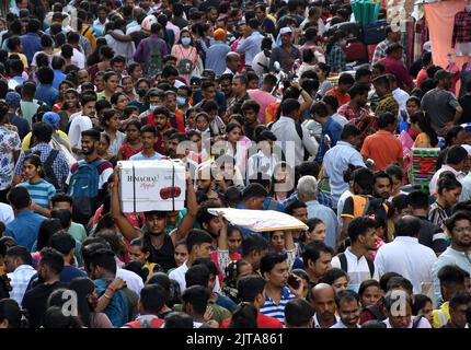 Mumbai, India. 28th ago, 2022. Folla di persone che affollano il mercato di Dadar per fare shopping davanti al festival Ganapati a Mumbai. Essendo l'ultimo fine settimana prima del festival, la gente è uscita per comprare i fiori e la decorazione. (Foto di Ashish Vaishnav/SOPA Images/Sipa USA) Credit: Sipa USA/Alamy Live News Foto Stock