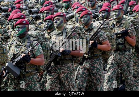 Kuala Lumpur, Malesia. 29th ago, 2022. Il personale dell'Esercito Malesiano marciano durante la prova del 65th° giorno nazionale in Piazza Indipendenza a Kuala Lumpur. La Malesia celebrerà la sua 65th Indipendenza il 31 agosto 2022. (Foto di Wong Fok Loy/SOPA Images/Sipa USA) Credit: Sipa USA/Alamy Live News Foto Stock