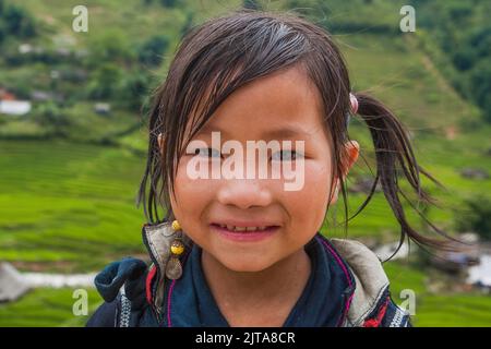 Vietnam, regione di Sapa. Ritratto di una bambina della tribù Hmong Hill. La tribù Hmong collina si prende cura della maggior parte dei turisti che visitano il d Foto Stock