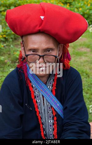 Vietnam, regione di Sapa. Ritratto di un Red Dao woman.Trekking è l'attrazione più popolare del nord del Vietnam. La tribù Hmong si sta occupando di mos Foto Stock