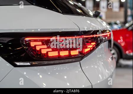 Riga, Lettonia, 29 aprile 2022: Luci posteriori a LED primo piano di nev VW ID4 elettrico SUV, modello 2022, elegante design esterno di nuova auto Foto Stock