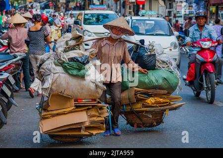 Vietnam, Hanoi traffico occupato durante l'intera giornata. Foto Stock