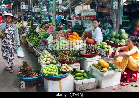 Vietnam, HueIl mercato di Dong Ba nel centro della città. Tutto è in vendita, comprese le verdure. Foto Stock