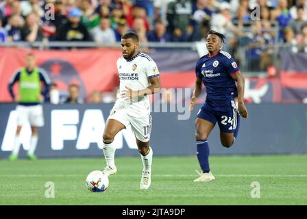 Foxborough, Stati Uniti. 28th ago, 2022. 28 agosto 2022; Foxborough, ma, USA; Samuel Grandsir, centrocampista di Los Angeles Galaxy (11), e la New England Revolution, avanzano DeJuan Jones (24) in azione durante una partita di MLS tra L.A. Galaxy e New England Revolution allo stadio Gillette. Anthony Nesmith/CSM Credit: CAL Sport Media/Alamy Live News Foto Stock