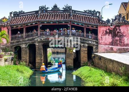 Vietnam, il centro della città di Hoi An. Localmente chiamato Chùa Cầu, il Ponte Pagoda è un punto di forza architettonico della città portuale di Hoi An sul Vietnam Foto Stock