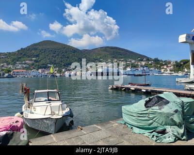 Un tempo lago vulcanico, fu aperto al mare dal re Ferdinando II Ischia Porto è il capoluogo dell'isola di Ischia (27) Foto Stock