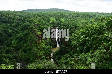 Jabalpur : Una vista della cascata di Nidan dopo le piogge monsoniche alla periferia di Jabalpur, Mercoledì, 24 agosto 2022. Foto di - Uma Shankar Mishra Foto Stock