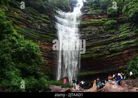 Jabalpur : Una vista della cascata di Nidan dopo le piogge monsoniche alla periferia di Jabalpur, Mercoledì, 24 agosto 2022. Foto di - Uma Shankar Mishra Foto Stock