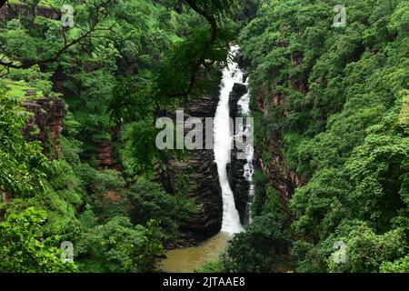 Jabalpur : Una vista della cascata di Nidan dopo le piogge monsoniche alla periferia di Jabalpur, Mercoledì, 24 agosto 2022. Foto di - Uma Shankar Mishra Foto Stock