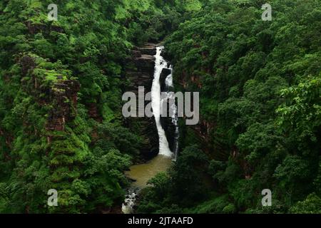 Jabalpur : Una vista della cascata di Nidan dopo le piogge monsoniche alla periferia di Jabalpur, Mercoledì, 24 agosto 2022. Foto di - Uma Shankar Mishra Foto Stock