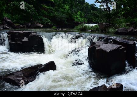 Jabalpur : Una vista della cascata di Nidan dopo le piogge monsoniche alla periferia di Jabalpur, Mercoledì, 24 agosto 2022. Foto di - Uma Shankar Mishra Foto Stock