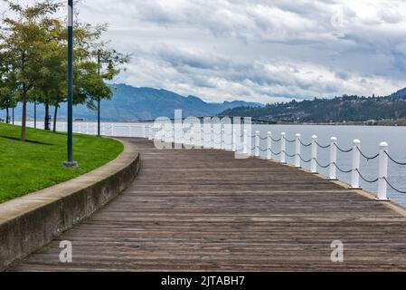 Passerella in legno lungo il lungomare sul lago Okanagan nella British Columbia Foto Stock